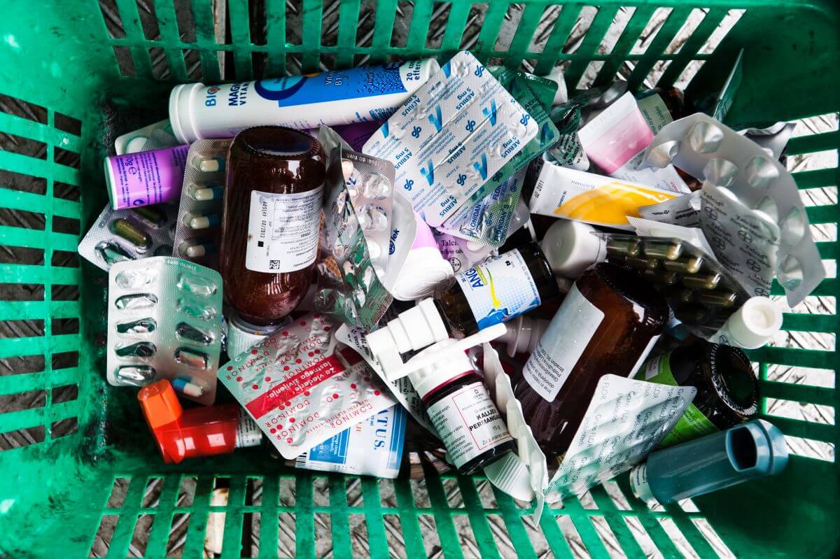 Zdravila v stekleničkah in drugi plastični embalaži zbiramo v premični zbiralnici za nevarne gospodinjske odpadke.